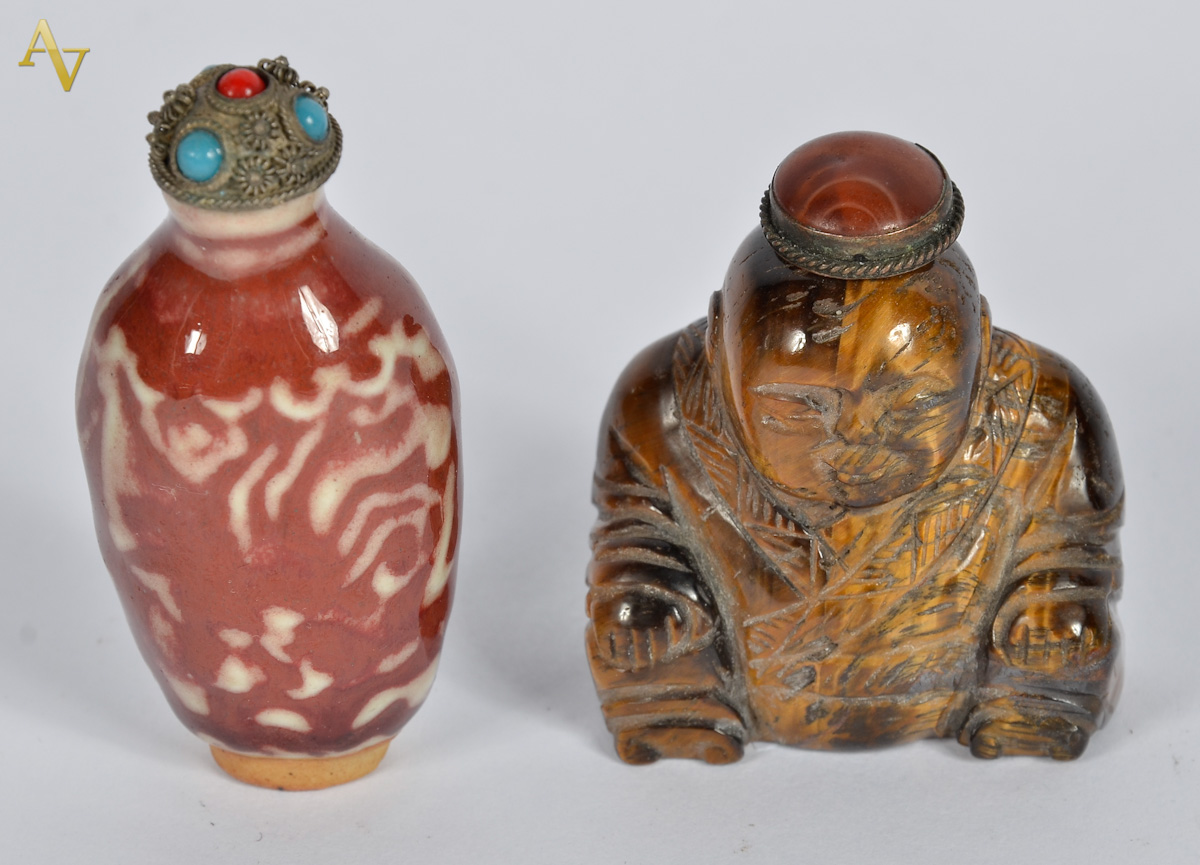 Dois Snuff bottles de ceramica. Alt. 7 cm.