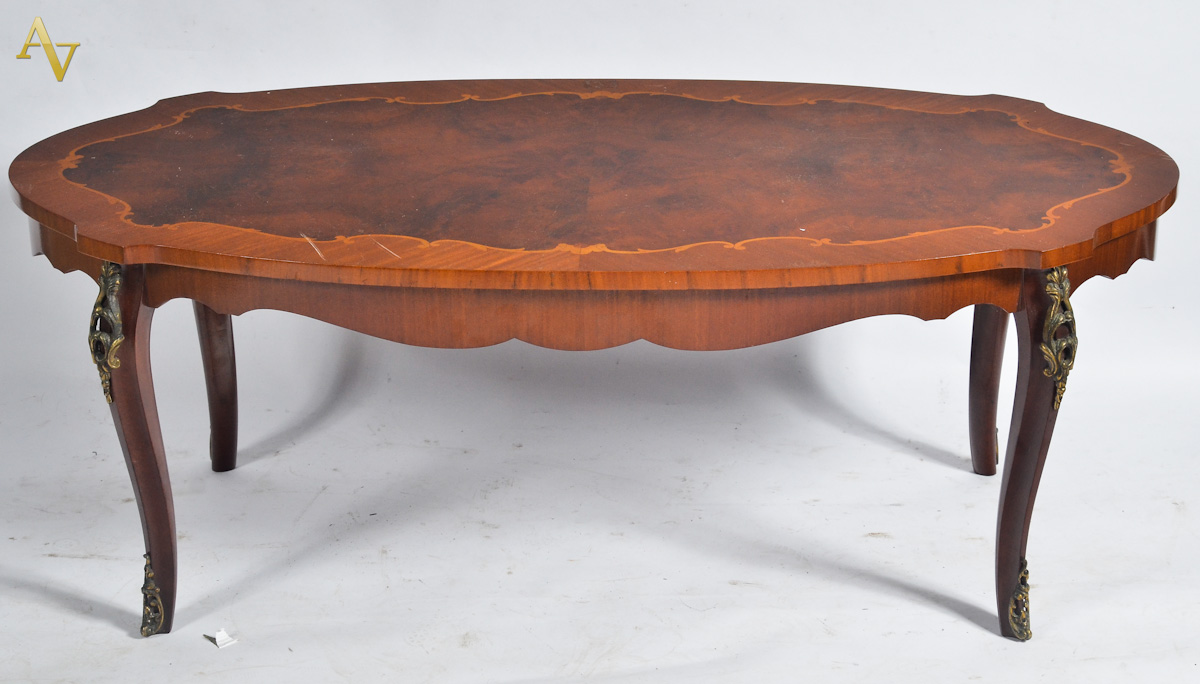 Mesa de centro oval com marqueterie. Larg. 60 cm, comp. 1.18 m, alt...