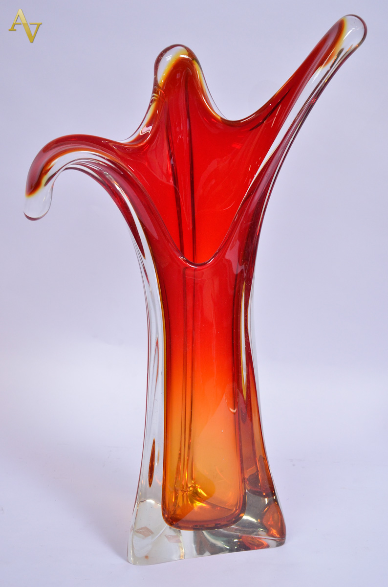 Vaso de murano com tres pontas na cor rubi. Alt. 59cm.
