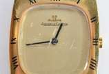 Jaeger-LeCoultre (1833),  - Relógio suiço de pulso, caixa de plaque d'or, a corda, pulseira de couro (pulseira não é original). Marcas de uso.