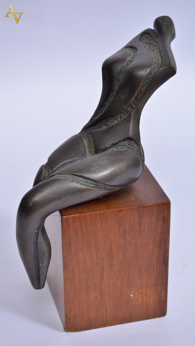 CELINA -Escultura em bronze, representando corpo de mulher, apoiada...