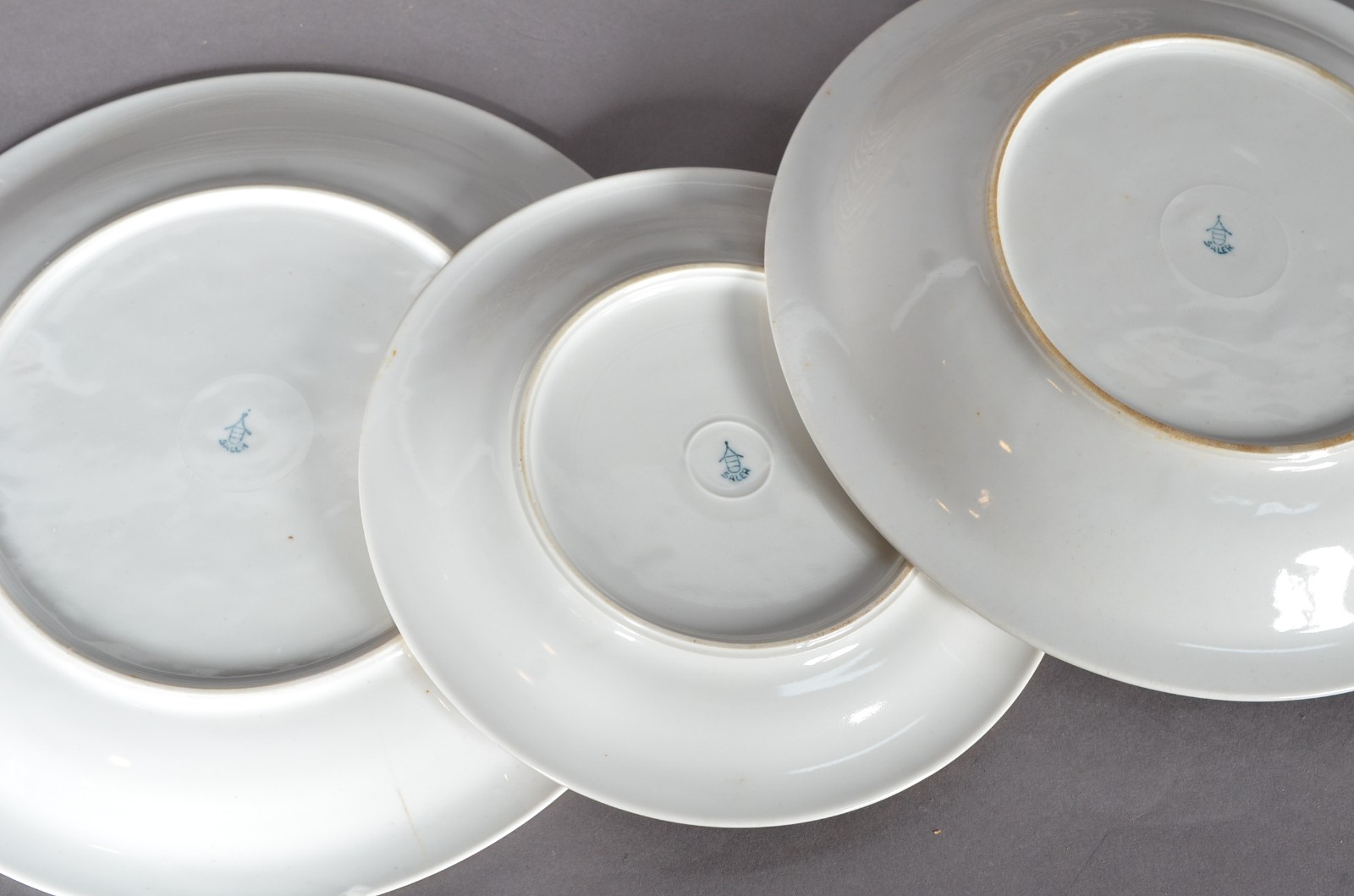 Serviço de jantar de porcelana Saler na cor branca decorada na borda... - foto 3 de 6