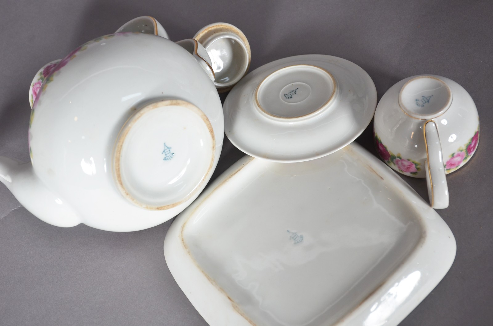 Serviço de jantar de porcelana Saler na cor branca decorada na borda... - foto 4 de 6