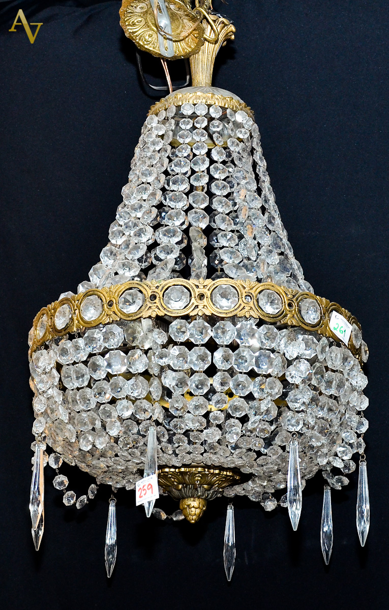 Lustre de cristal estilo Imperio com contas de cristal. Diam. 40 cm...