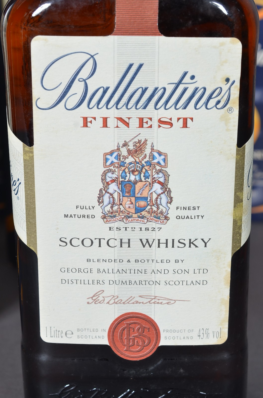Oito garrafas de Whisky Ballantines. - foto 2 de 5