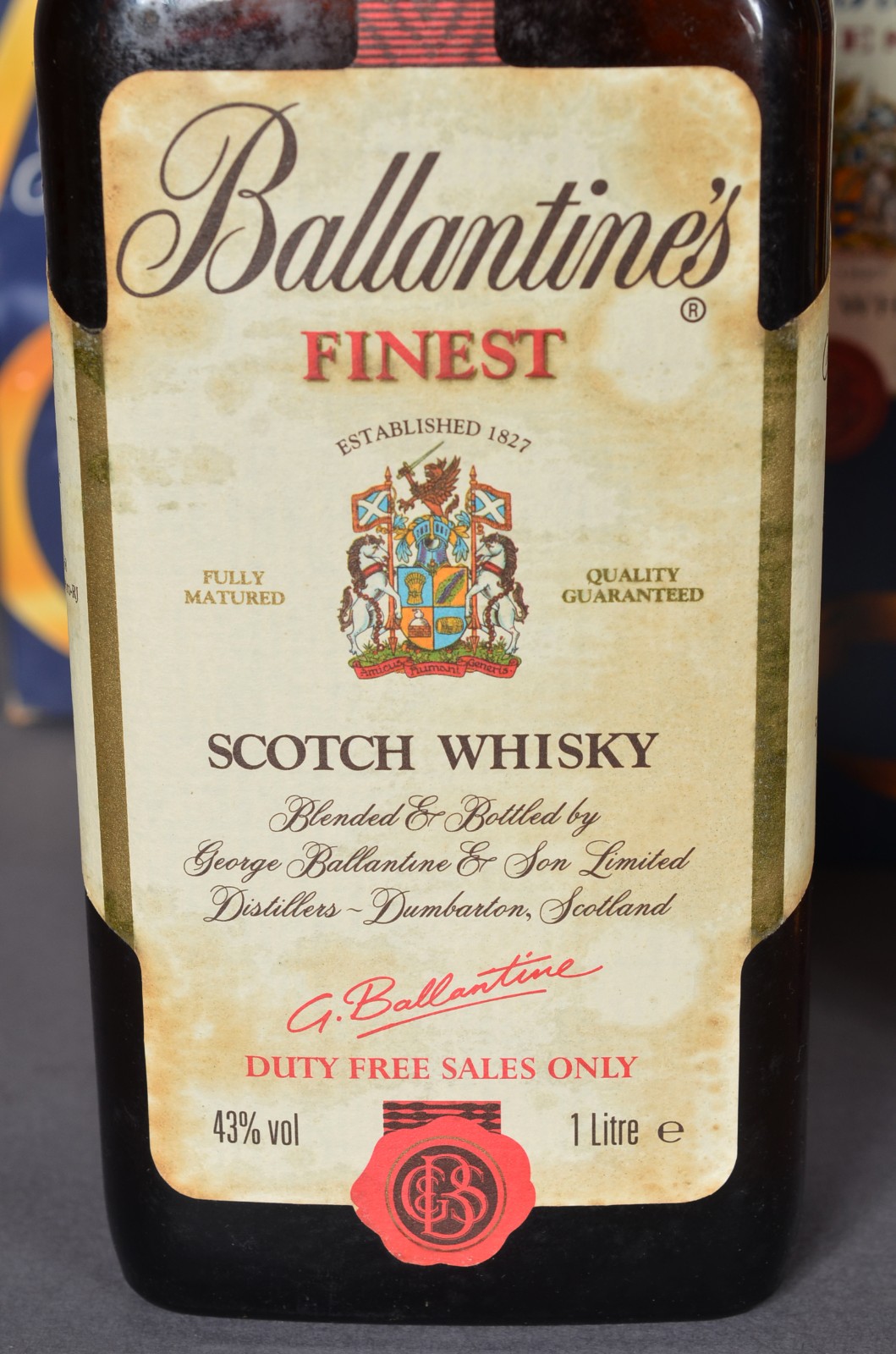 Oito garrafas de Whisky Ballantines. - foto 3 de 5