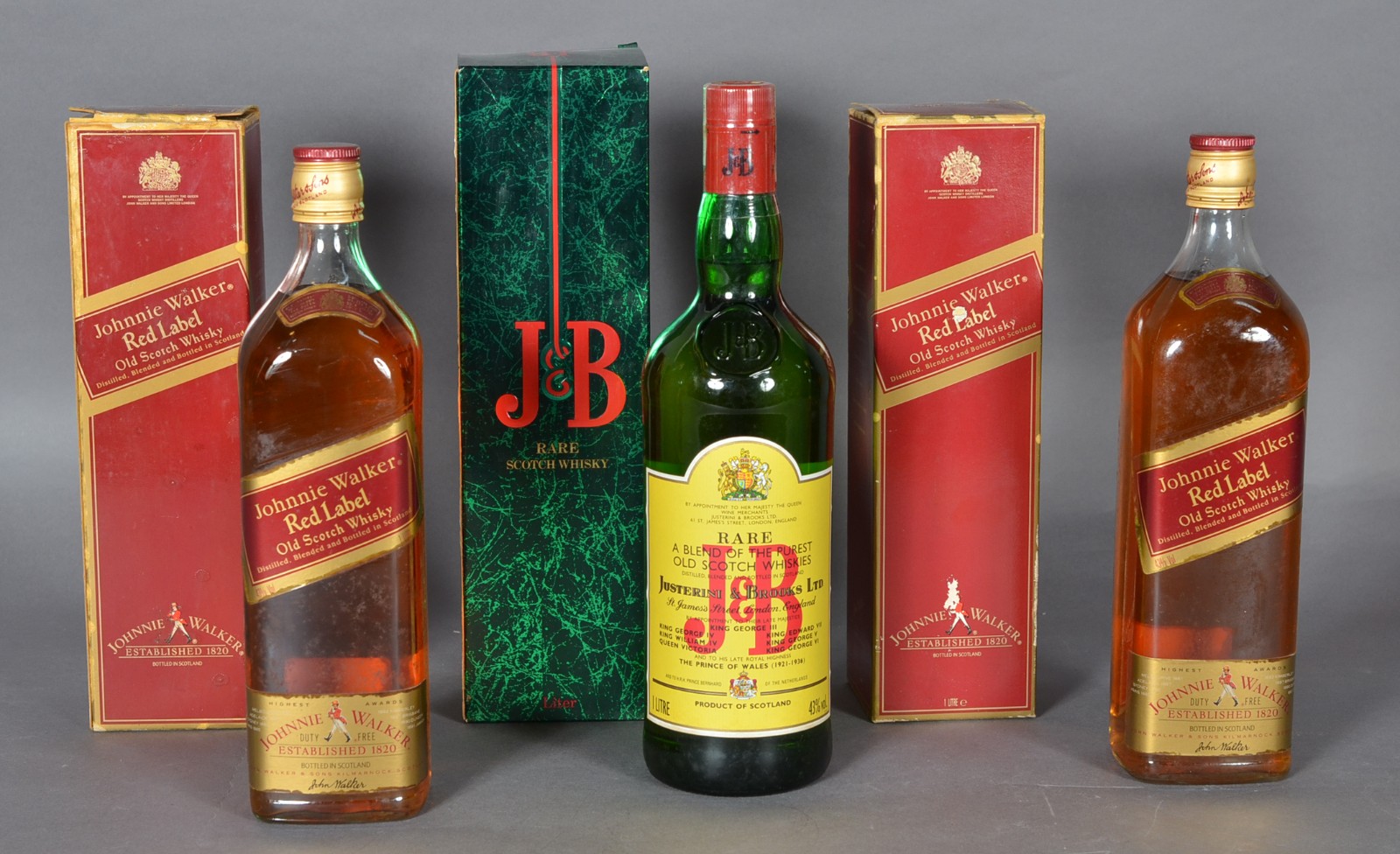 Três garrafas de bebidas, sendo: 2 red label e J&B. - foto 1 de 7