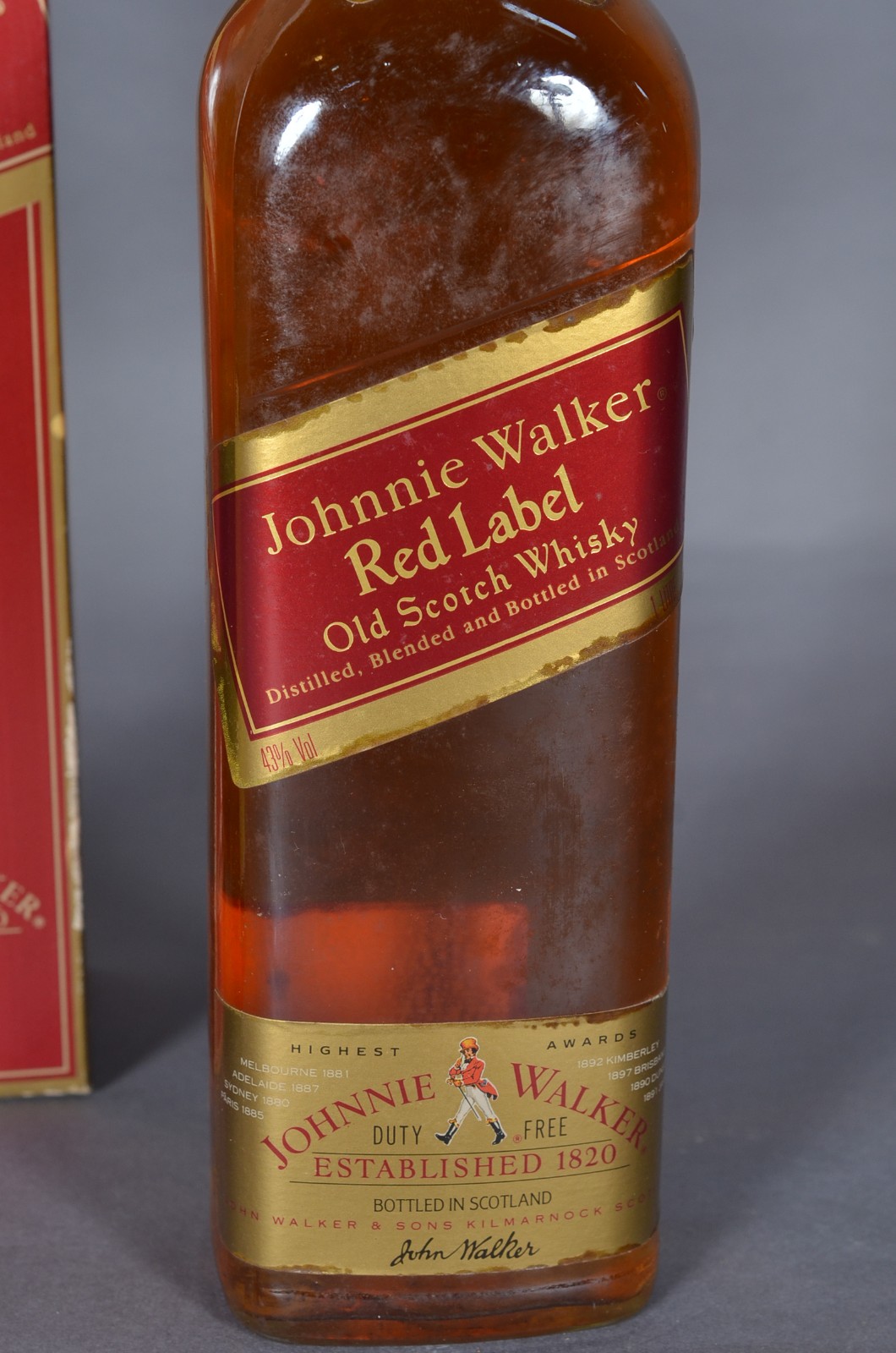 Três garrafas de bebidas, sendo: 2 red label e J&B. - foto 2 de 7