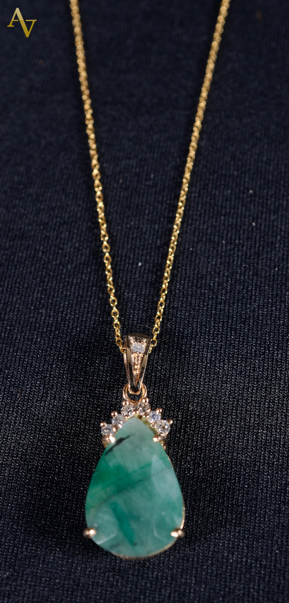 Pendente e cordao em ouro 18 k e esmeralda - 7,09 carats - Peso...