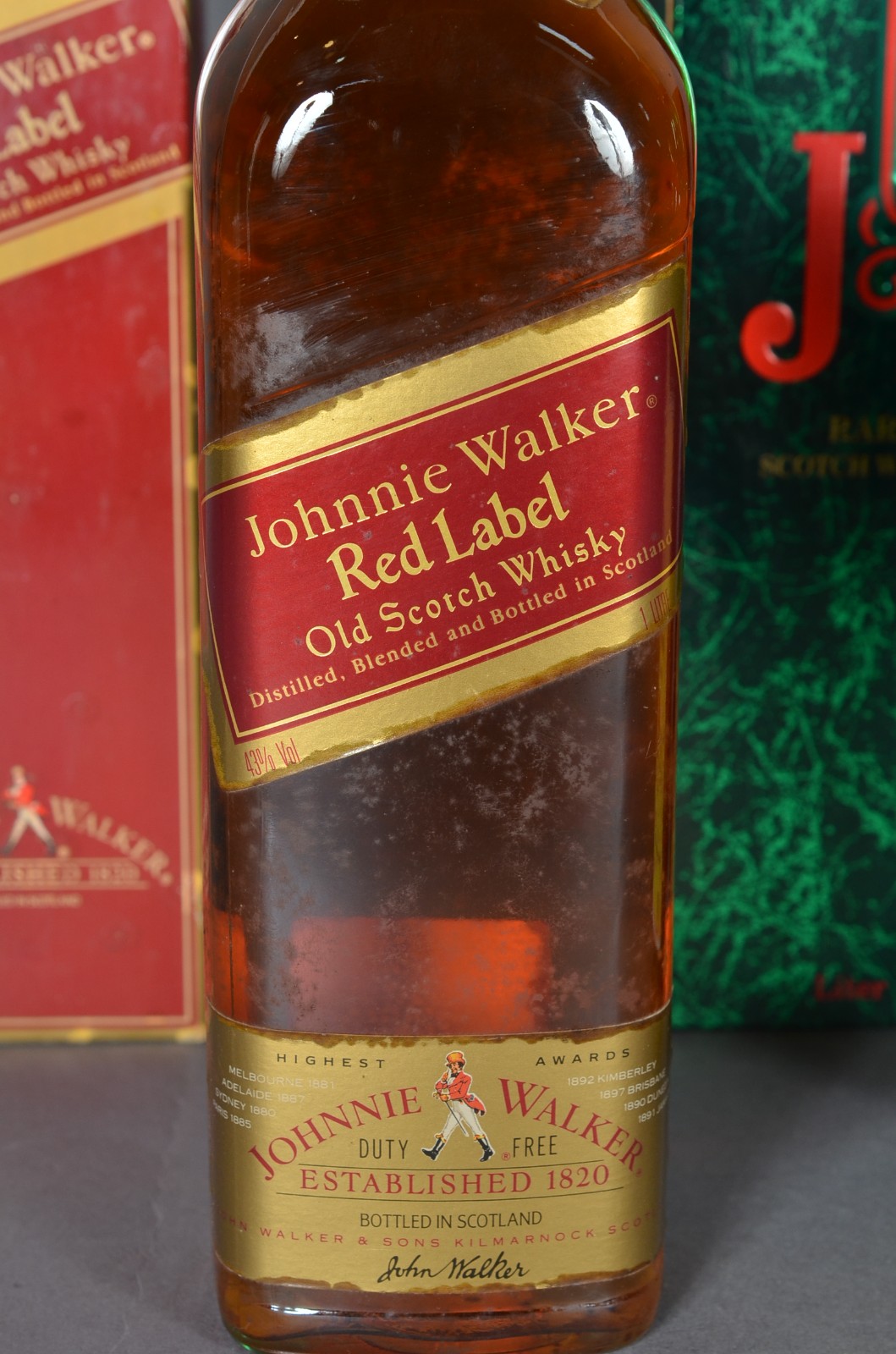Três garrafas de bebidas, sendo: 2 red label e J&B. - foto 4 de 7