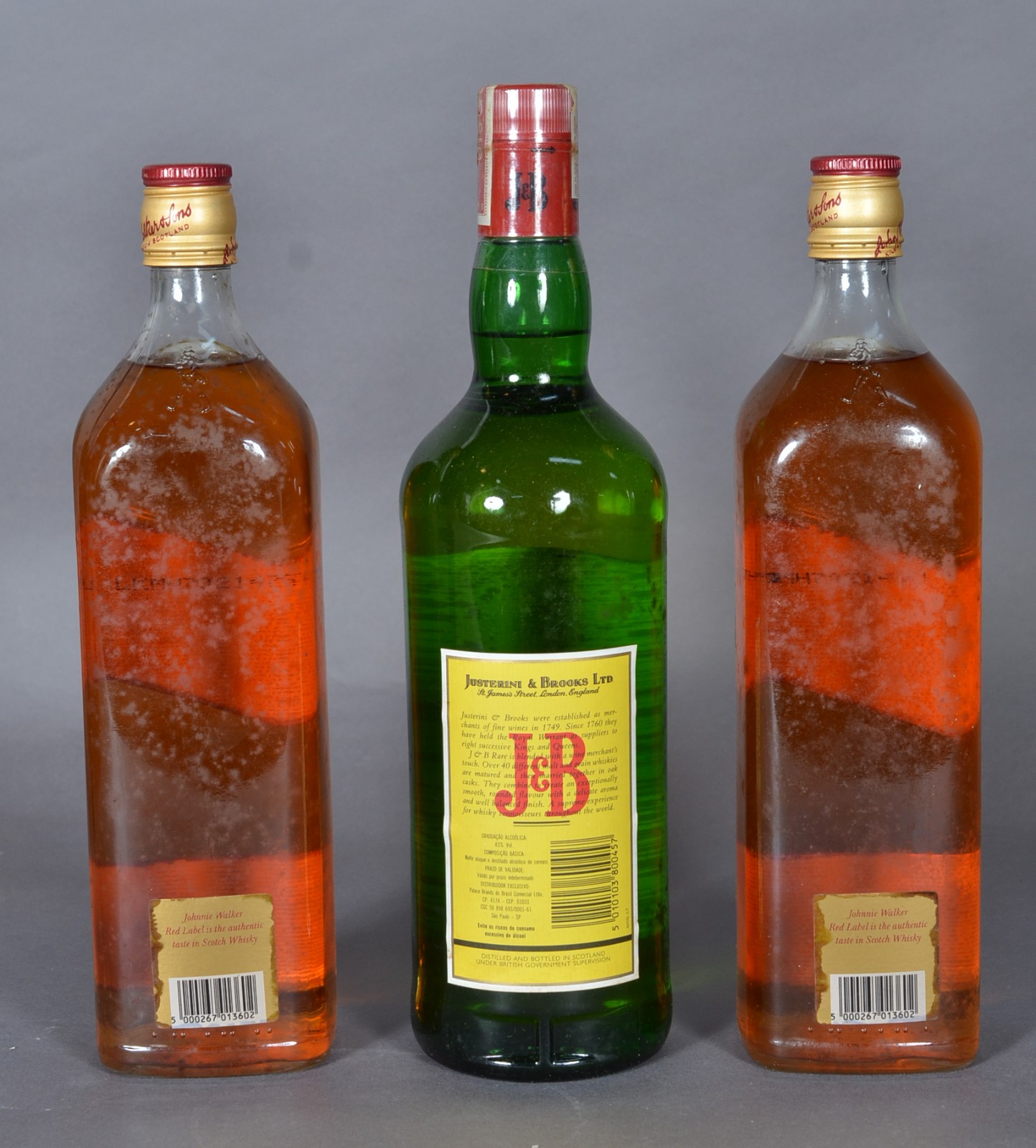 Três garrafas de bebidas, sendo: 2 red label e J&B. - foto 5 de 7