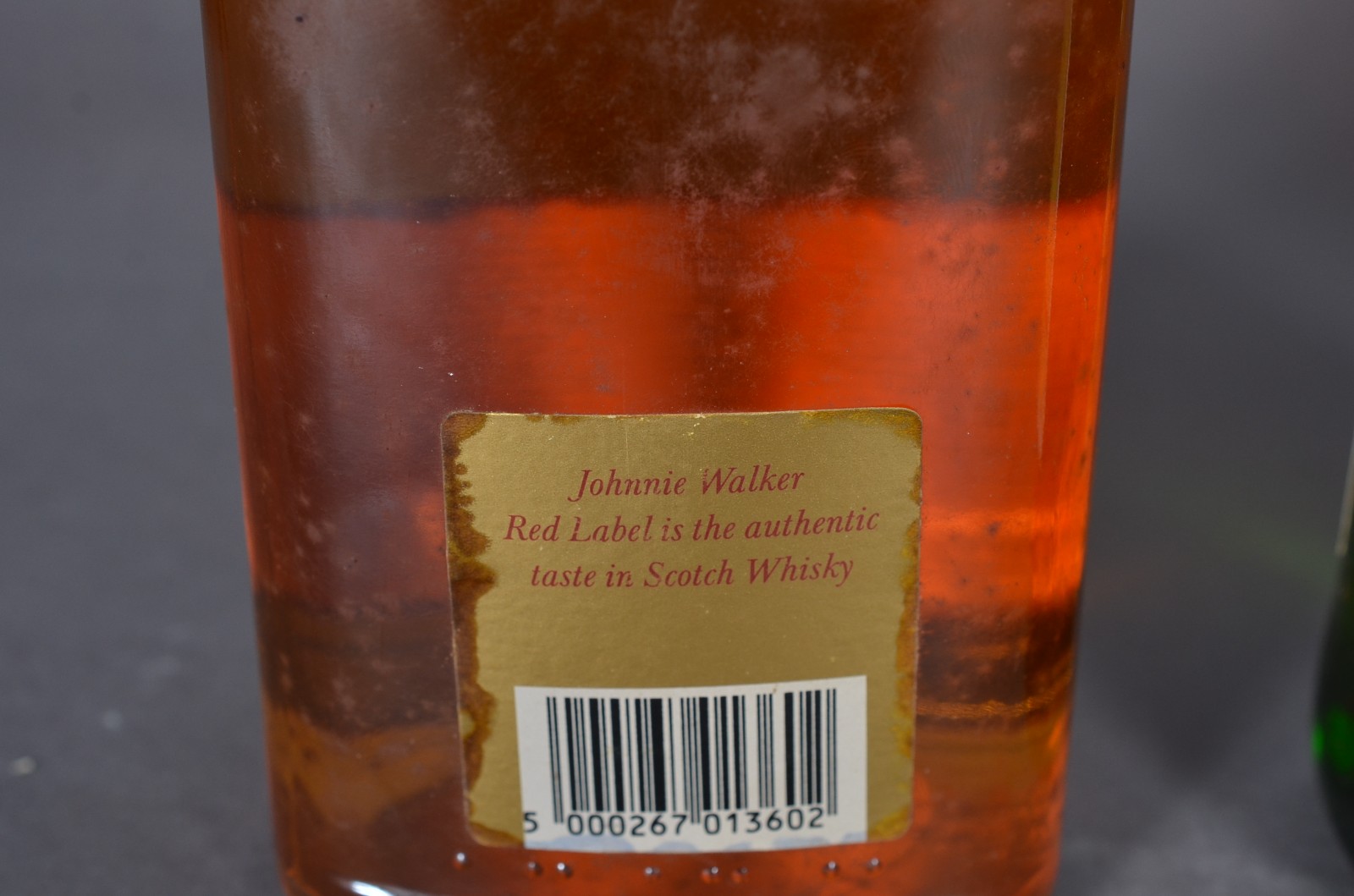 Três garrafas de bebidas, sendo: 2 red label e J&B. - foto 6 de 7