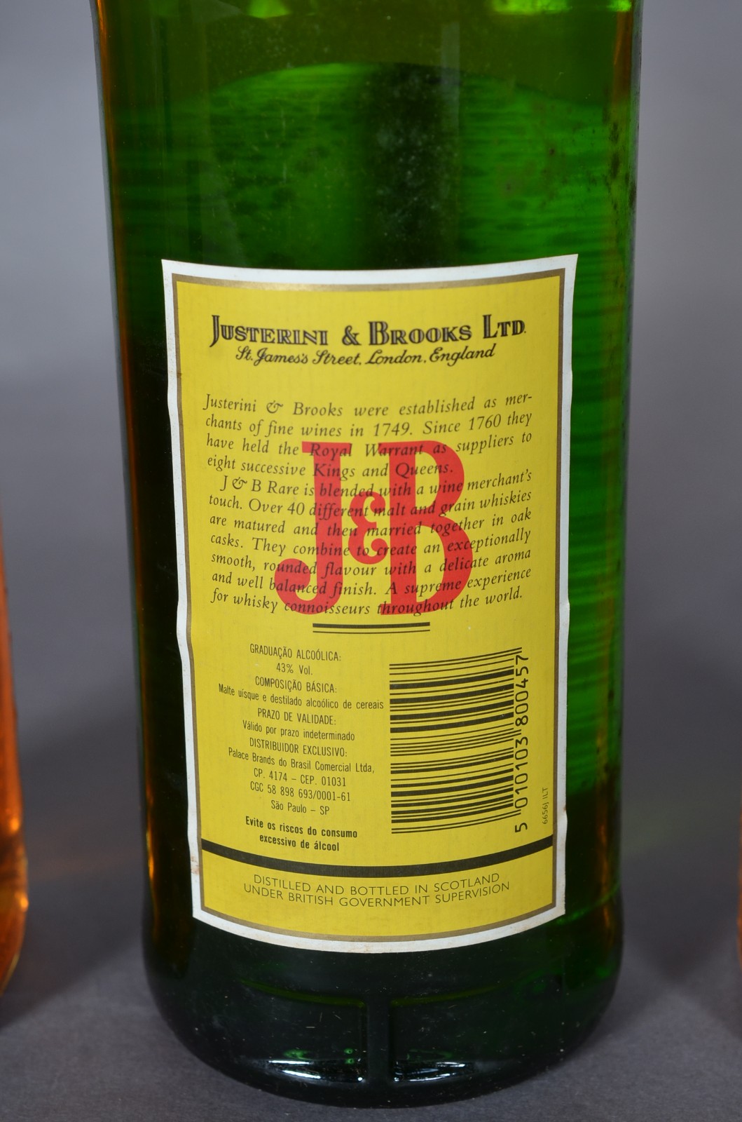 Três garrafas de bebidas, sendo: 2 red label e J&B. - foto 7 de 7
