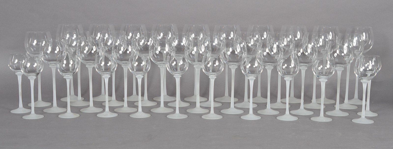 Serviços de copos com pé alto branco fosco composto de: 10 taças para... - foto 1 de 6