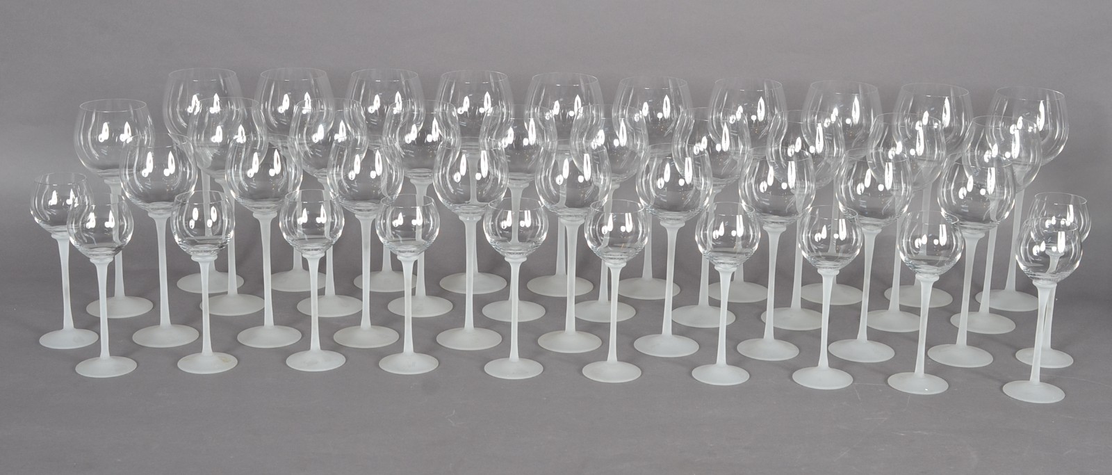 Serviços de copos com pé alto branco fosco composto de: 10 taças para... - foto 2 de 6