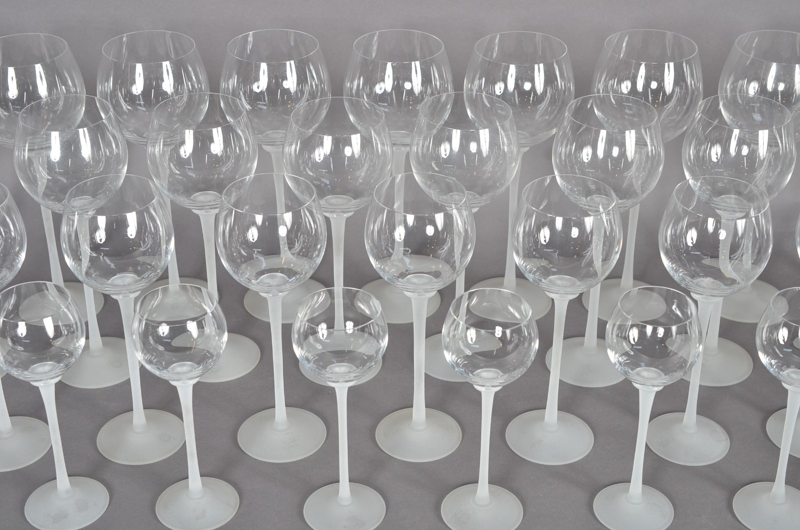 Serviços de copos com pé alto branco fosco composto de: 10 taças para... - foto 3 de 6