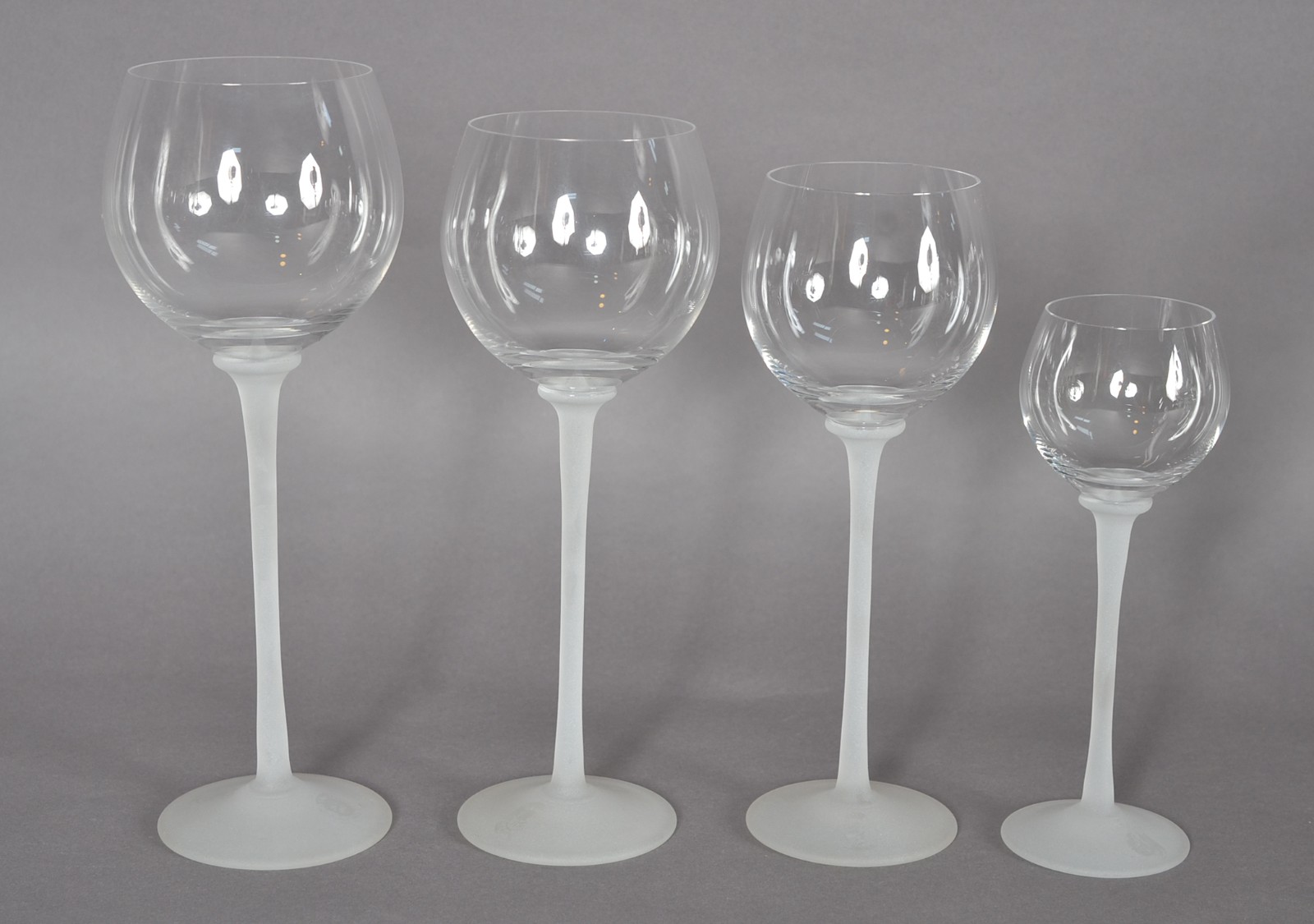 Serviços de copos com pé alto branco fosco composto de: 10 taças para... - foto 4 de 6