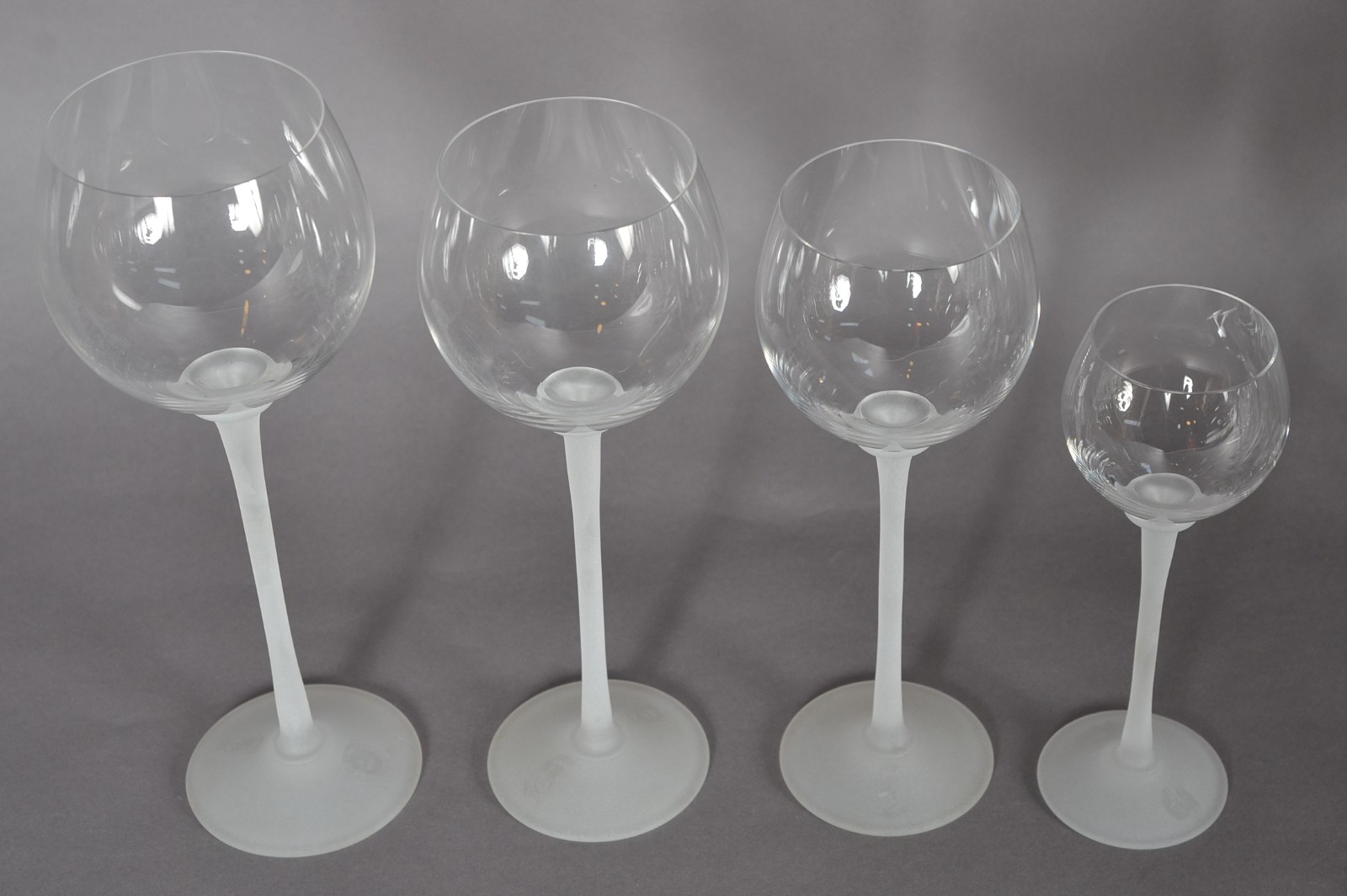 Serviços de copos com pé alto branco fosco composto de: 10 taças para... - foto 5 de 6