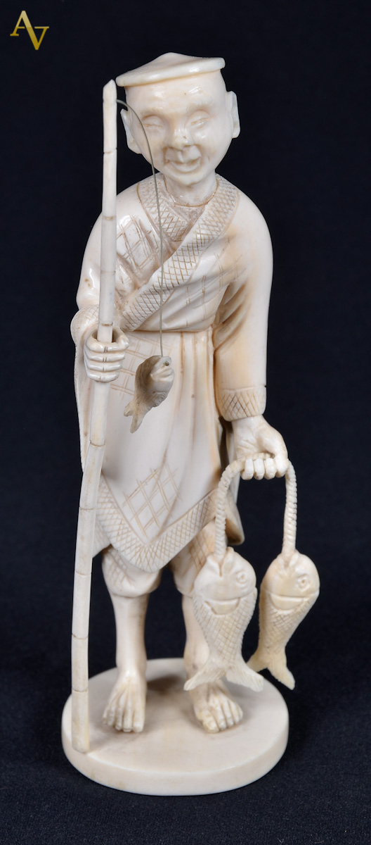 Okinomo de marfim japones, representando pescador com peixes. Alt. 16...