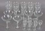 Baccarat (1764),  - Serviço de cristal francês facetado, composto de: 6 taças para vinho branco (1 tamanho diferente), 6 taças para champagne, 4 para vinho tinto e 7 para