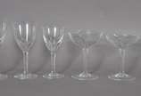 Baccarat (1764),  - Serviço de cristal francês facetado, composto de: 6 taças para vinho branco (1 tamanho diferente), 6 taças para champagne, 4 para vinho tinto e 7 para