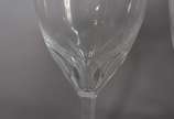 Baccarat (1764),  - Serviço de cristal francês facetado, composto de: 6 taças para vinho branco (1 tamanho diferente), 6 taças para champagne, 4 para vinho tinto e 7 para