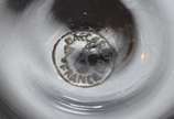 Baccarat (1764),  - Serviço de cristal francês facetado, composto de: 6 taças para vinho branco (1 tamanho diferente), 6 taças para champagne, 4 para vinho tinto e 7 para