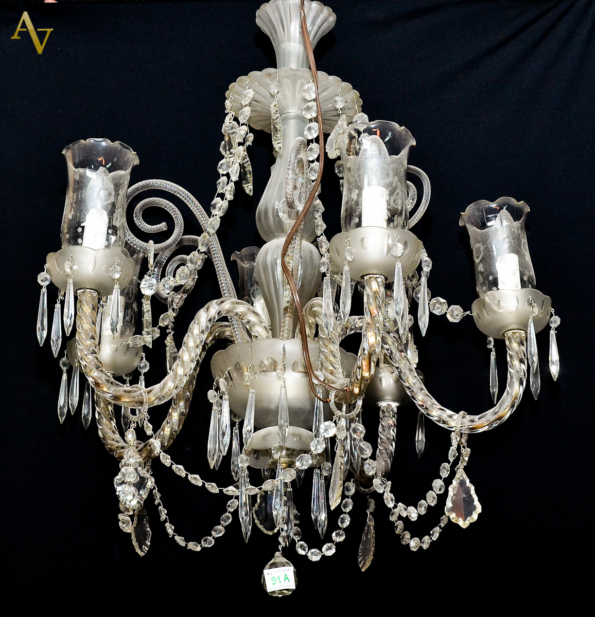 Lustre de cristal para 6 luzes, pingentes lapidados. Alt. 86 cm.
