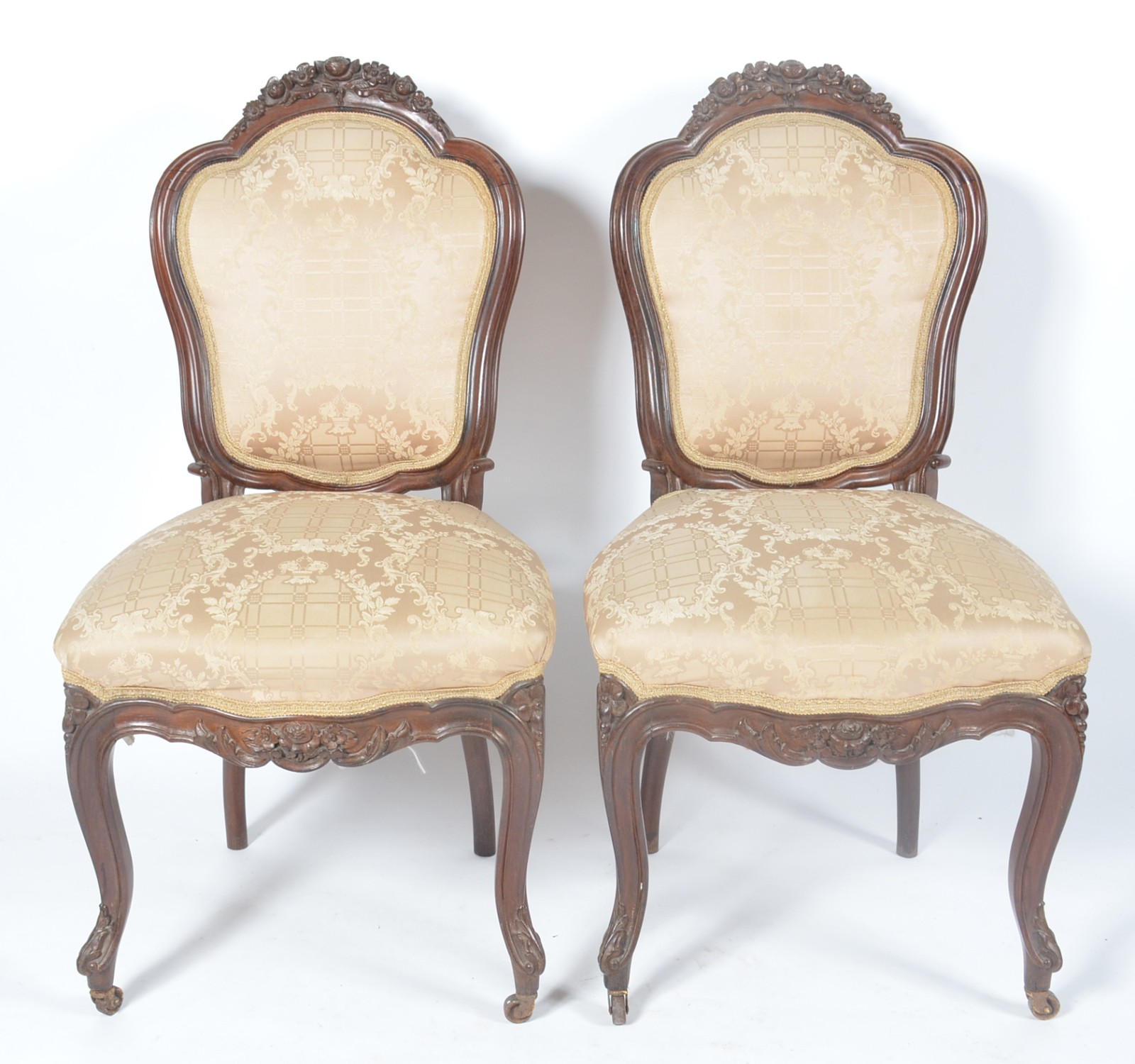 Par de cadeiras de madeira nobre, detalhes entalhados, assentos e... - foto 2 de 9