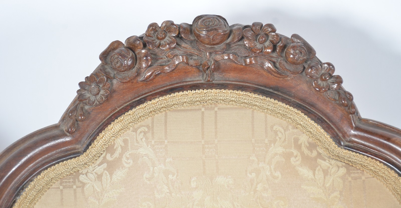 Par de cadeiras de madeira nobre, detalhes entalhados, assentos e... - foto 3 de 9