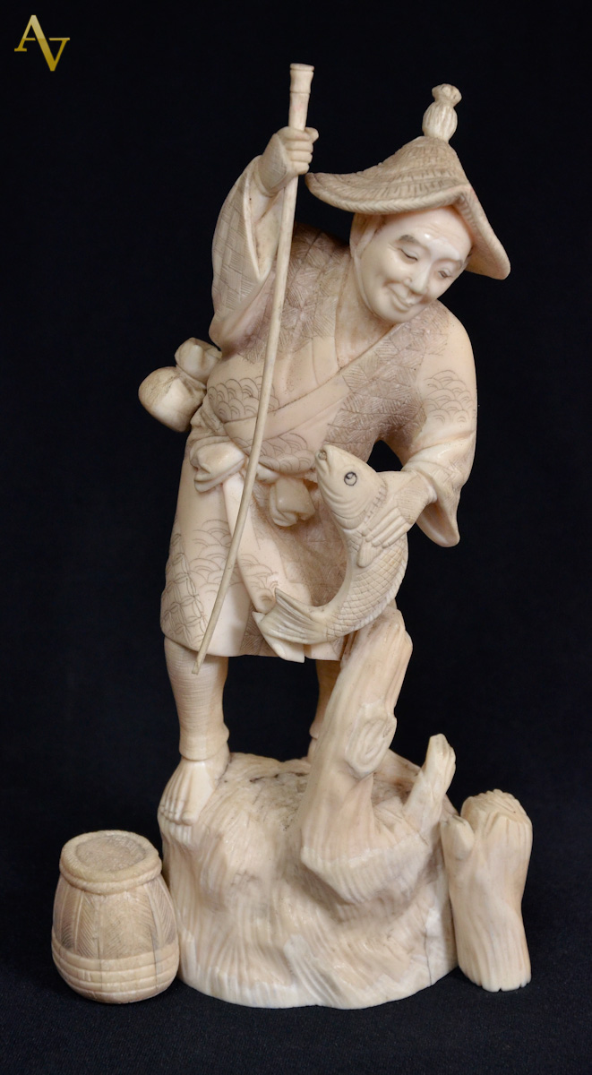 Estatueta de marfim, representando pescador. Alt. 21 cm.