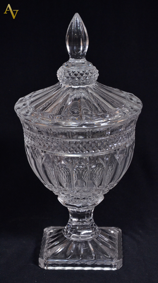 Bomboniere lapidado com facetas. Alt. 40 cm.