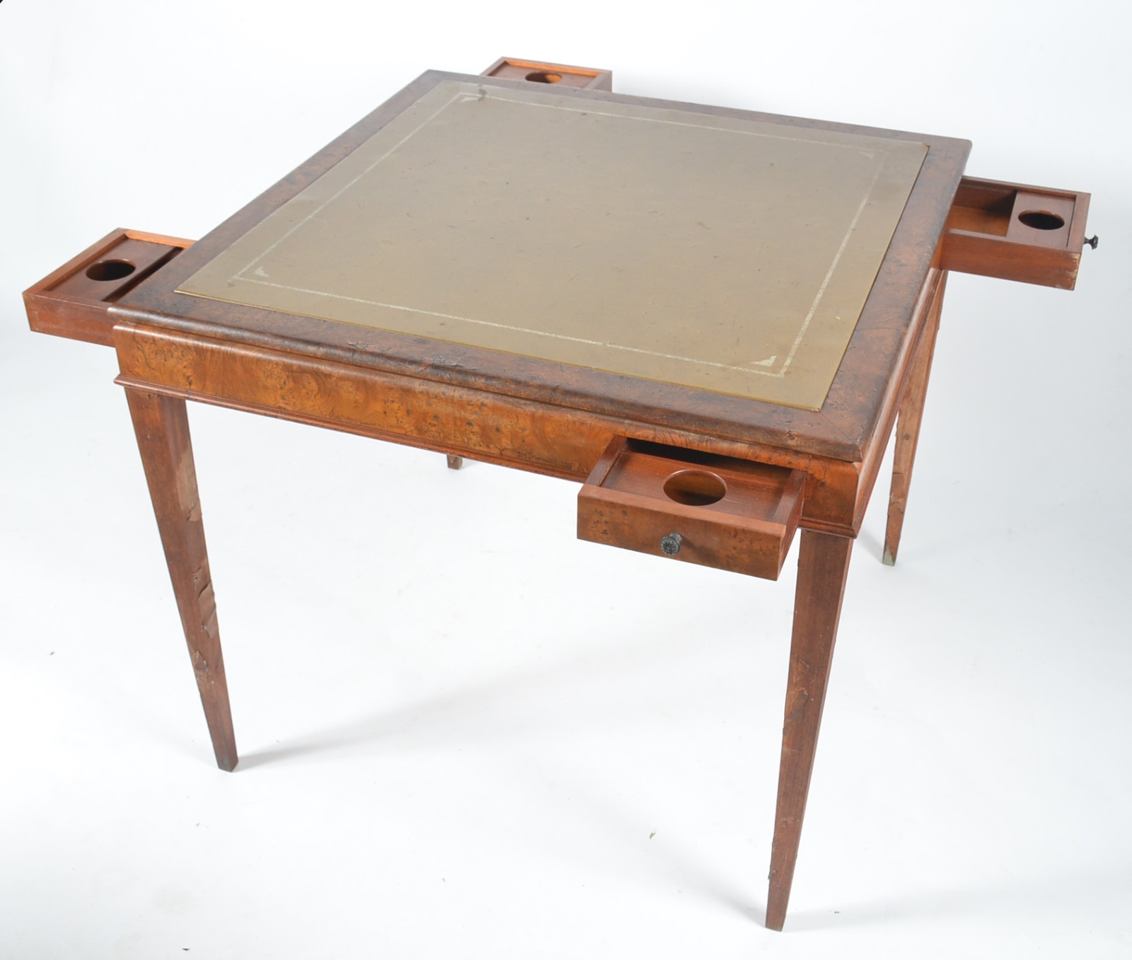 Mesa de jogo de madeira, feitio quadrado, quatro gavetinhas laterais... - foto 4 de 9