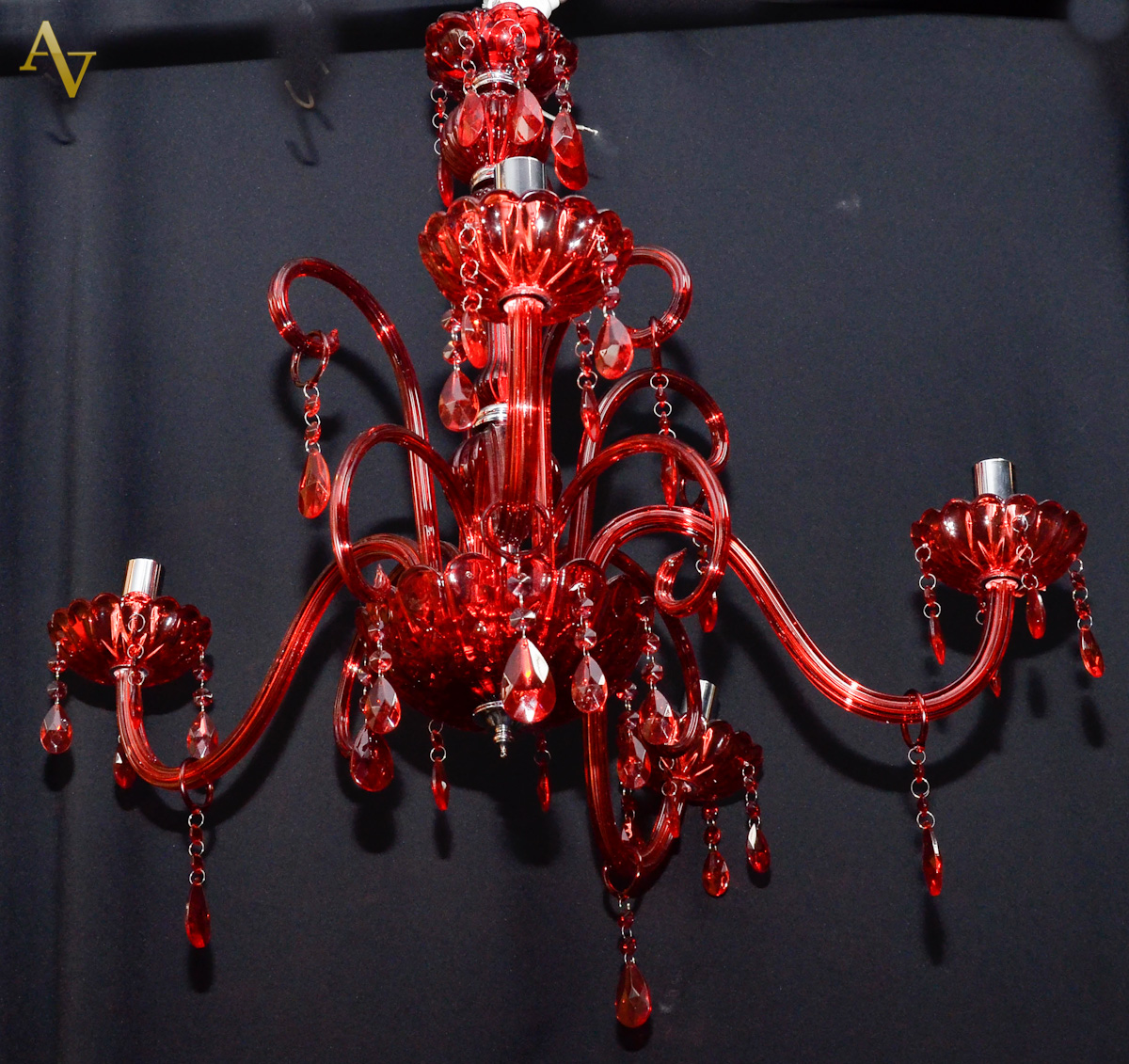 Lustre para 4 luzes na cor vermelha.