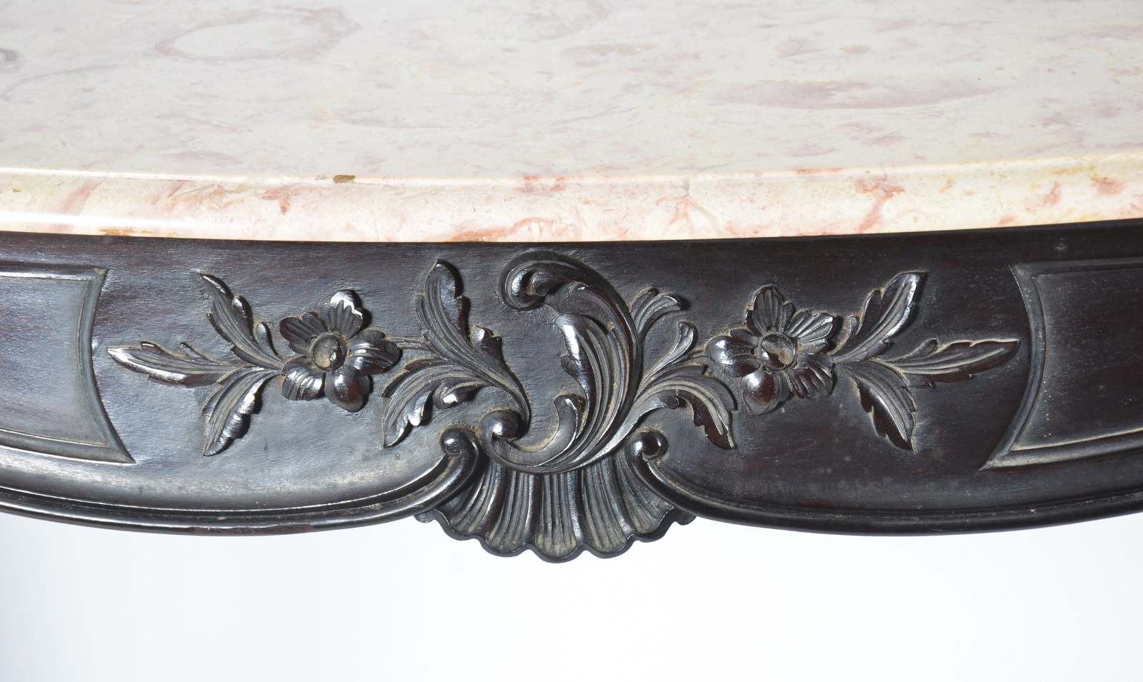 Console de madeira nobre, saia recortada e decorada com entalhe... - foto 3 de 7