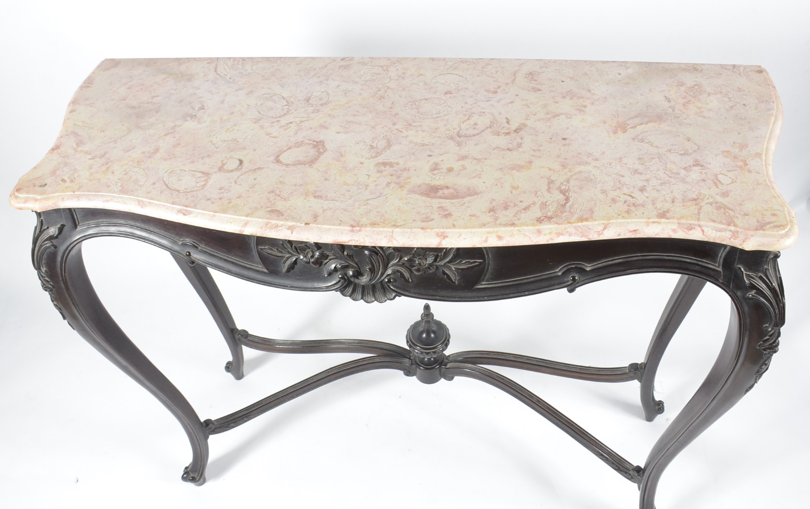 Console de madeira nobre, saia recortada e decorada com entalhe... - foto 4 de 7