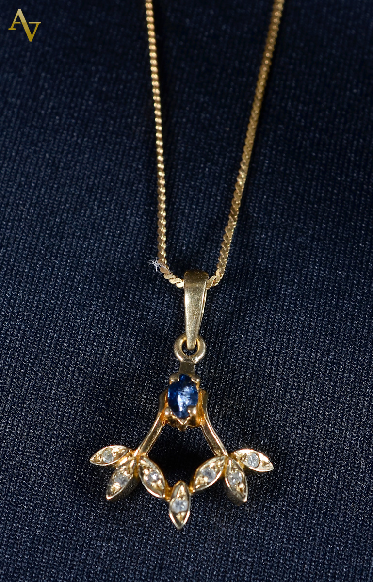 Colar com pedente de ouro 18 k com safira e brilhante - 4,4gr.
