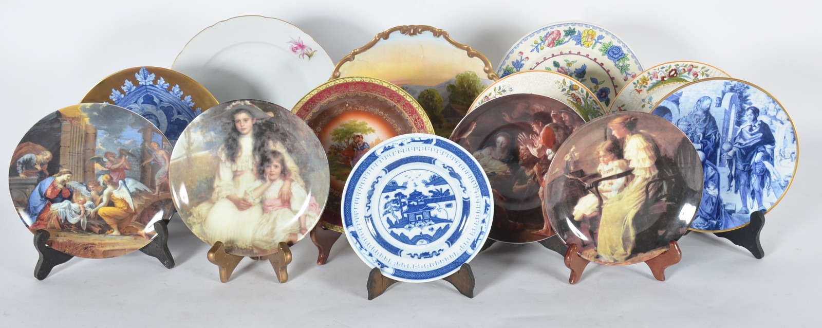 Treze pratos decorativos em porcelana de diversas procedências. - foto 1 de 11