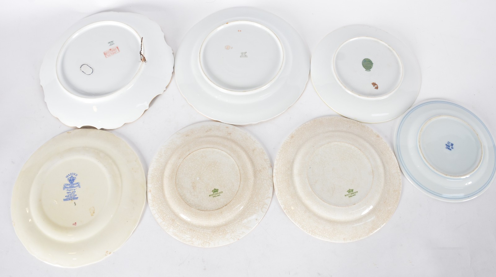Treze pratos decorativos em porcelana de diversas procedências. - foto 8 de 11