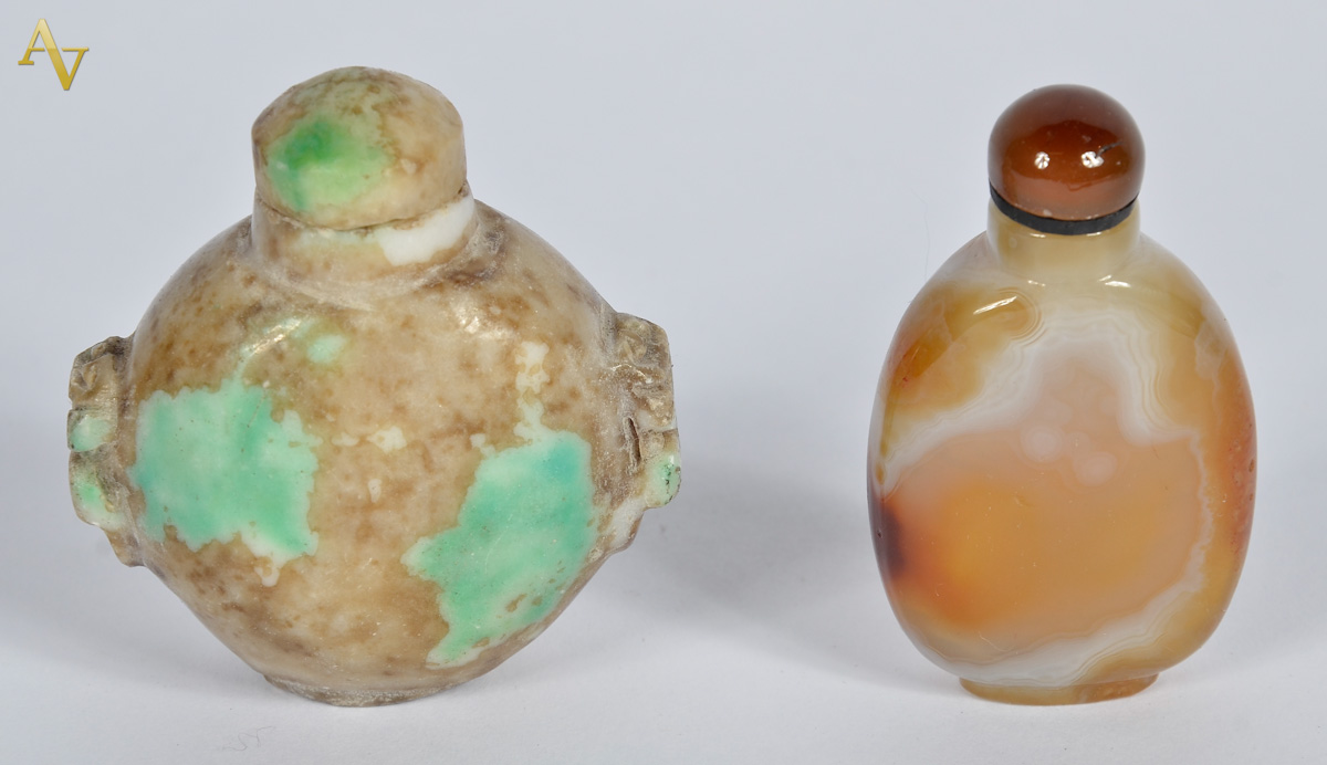 Dois Snuff bottles de jade e agata . Alt. 5 e 6 cm.