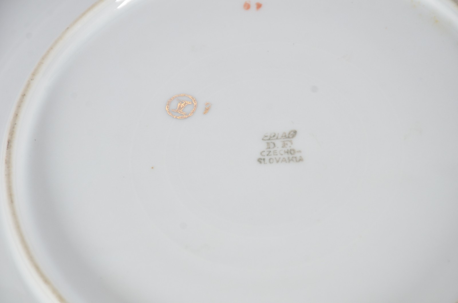 Treze pratos decorativos em porcelana de diversas procedências. - foto 10 de 11