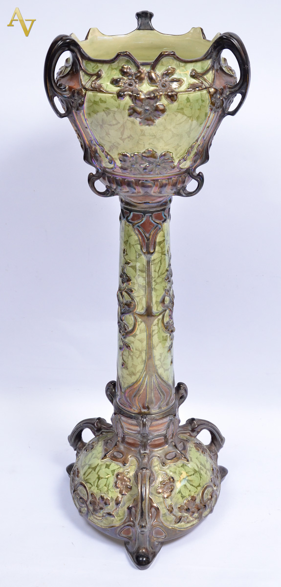 Coluna com cachepot de faiança austríaca Art Nouveau, na cor verde...