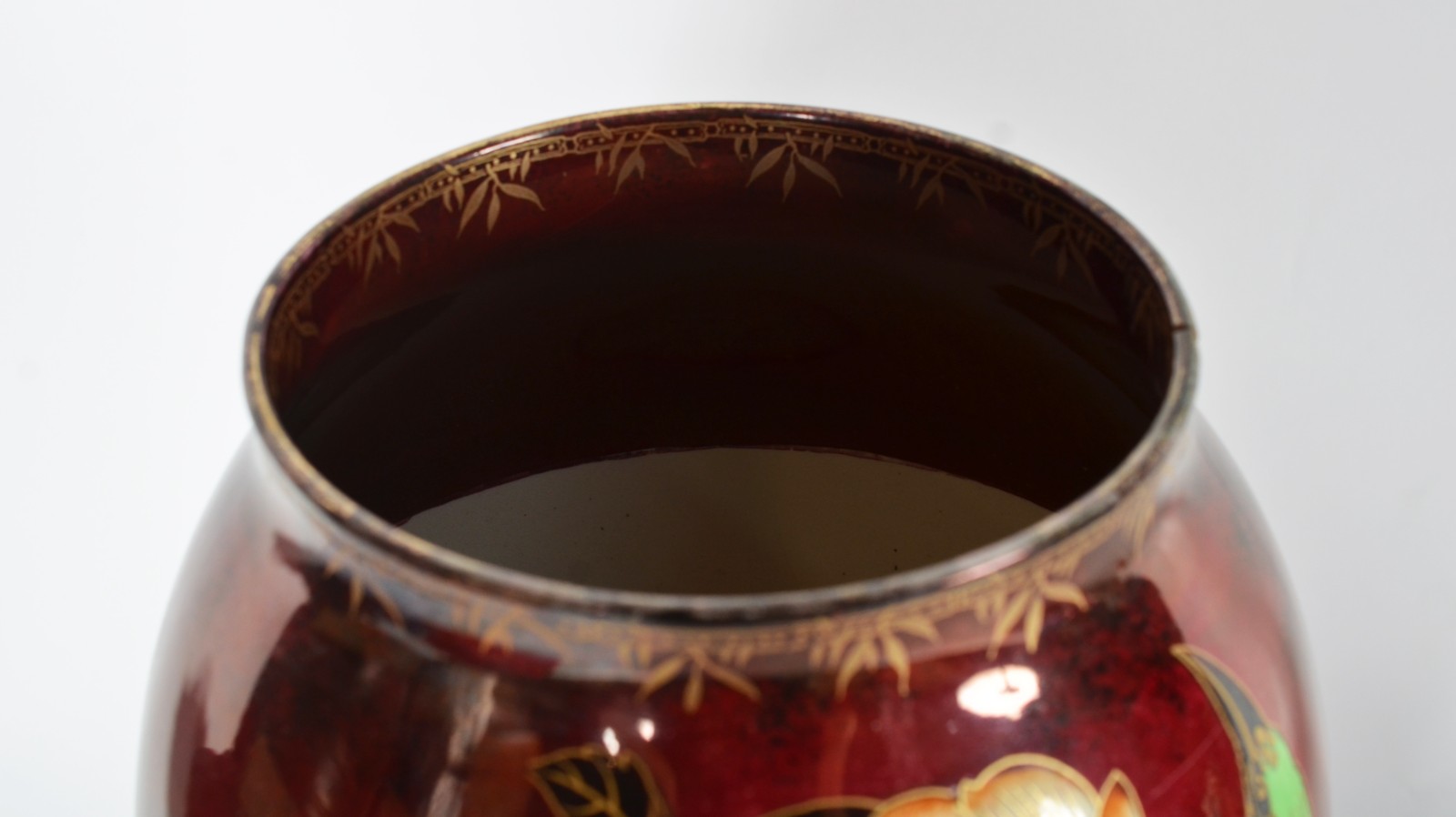 Vaso de faiança inglesa ricamente decorado em policromia (rachado)... - foto 5 de 8