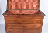 Baú de madeira nobre com gavetas "falsas". Falt... - Baú de madeira nobre com gavetas "falsas". Faltando pés da parte posterior.