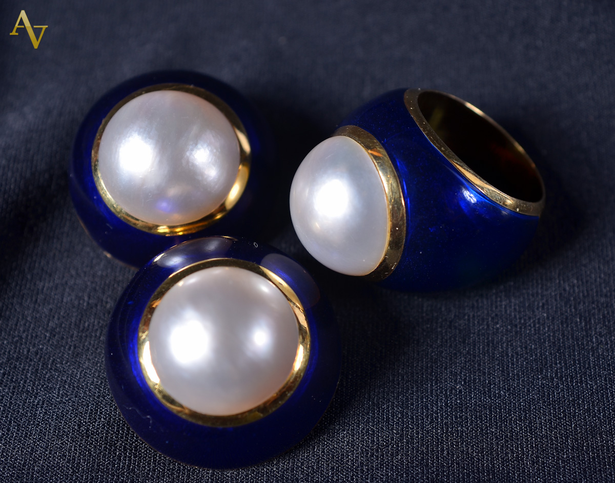 Conjunto de anel e par de brincos de pressão esmaltada e pérola...