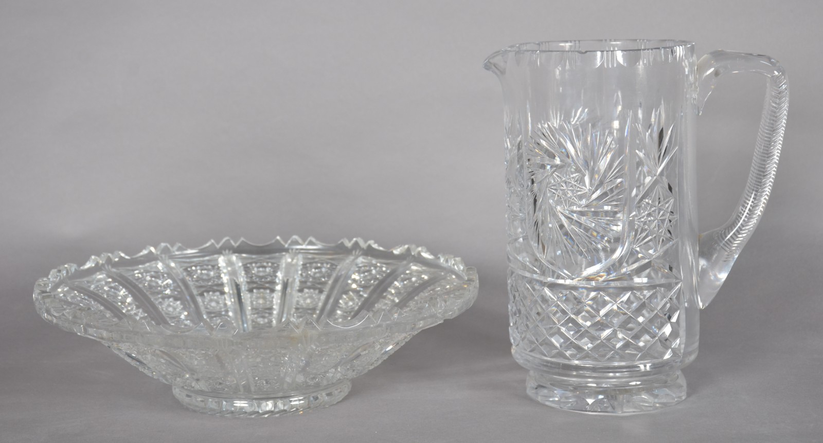 Duas peças, sendo: jarra para água e fruteira de cristal lapidada. - foto 1 de 11