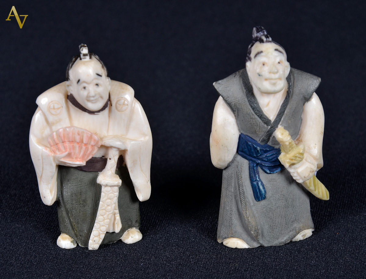 Dois netsukes de marfim, representando Japones com espada. Alt. 5 cm.