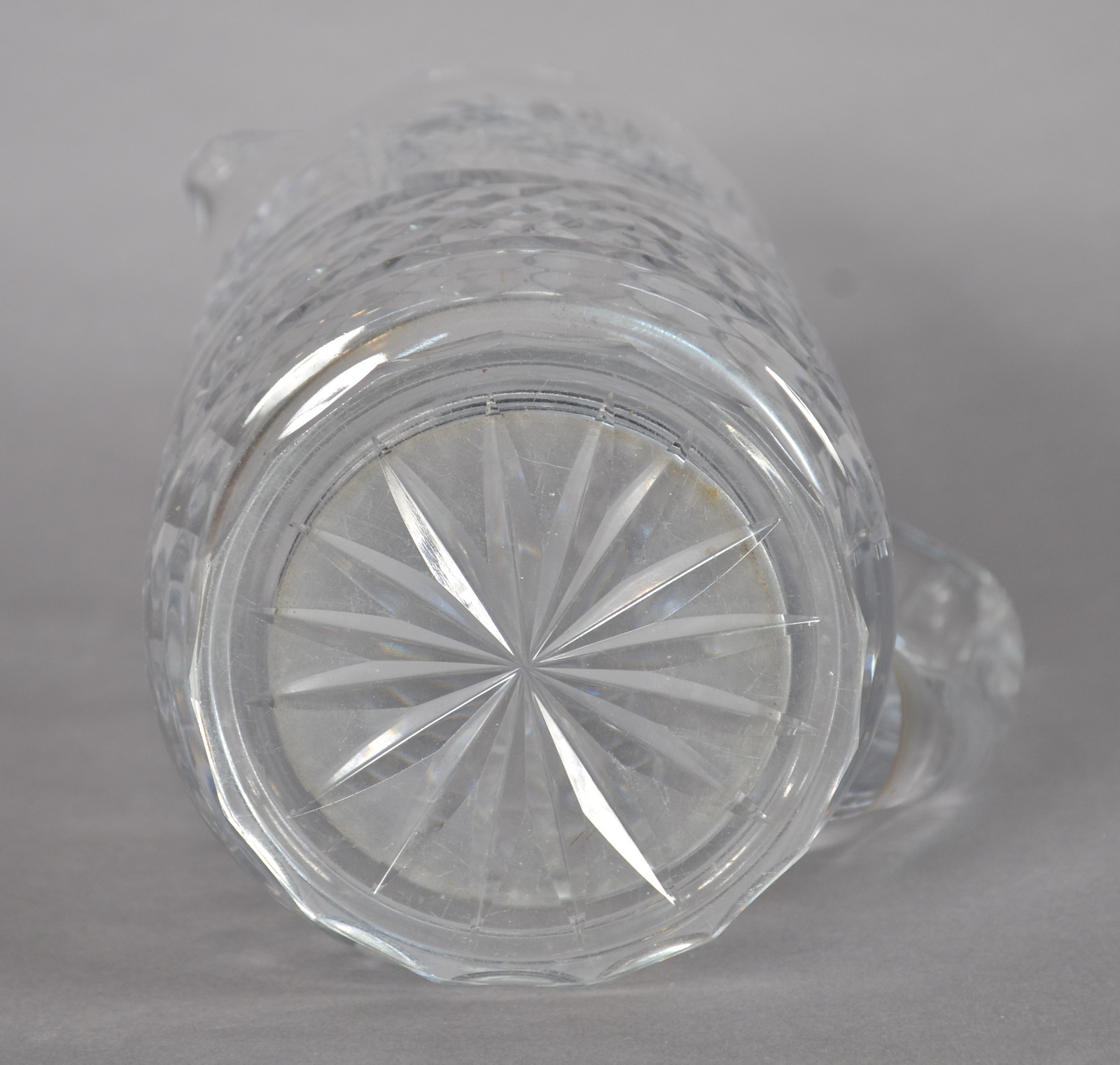 Duas peças, sendo: jarra para água e fruteira de cristal lapidada. - foto 7 de 11