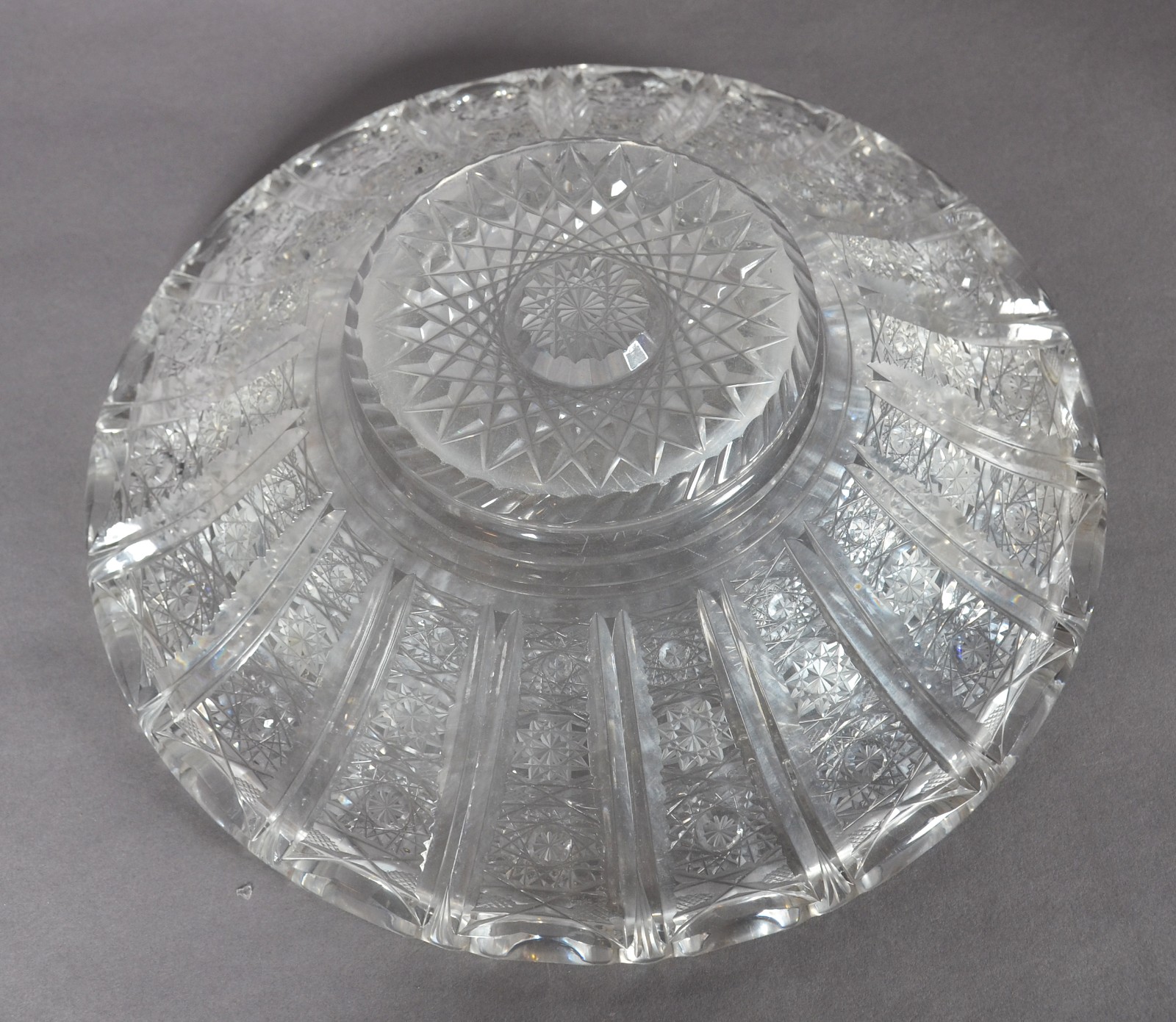 Duas peças, sendo: jarra para água e fruteira de cristal lapidada. - foto 11 de 11