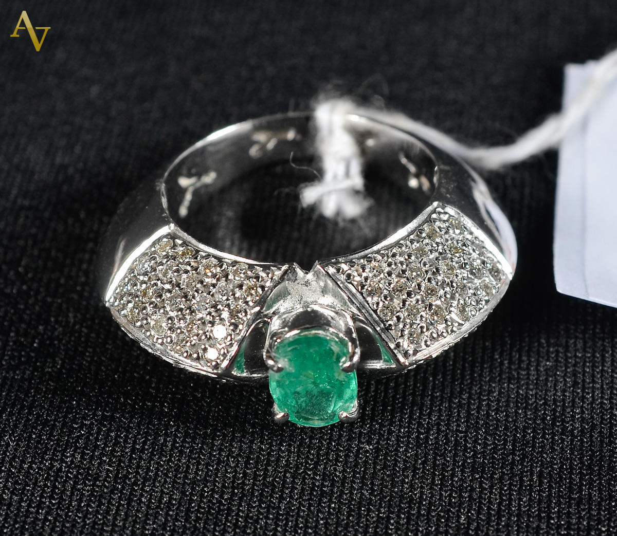 Anel em ouro 18 k com esmeralda oval de 0,80 carats e 88 pedras com...